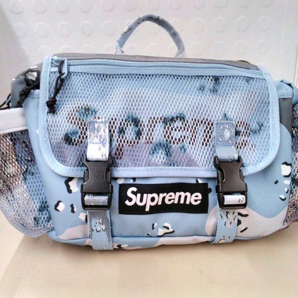 NWOT SUPREME unisex Cross Body!